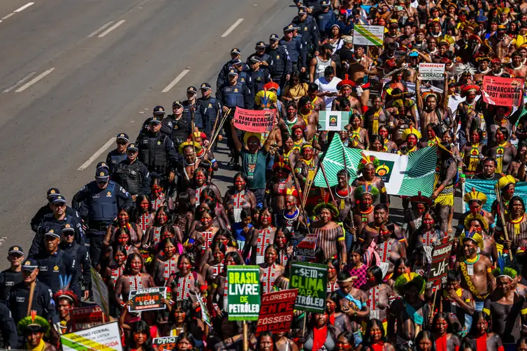 Brasília (DF) 23/04/2024 – Indígena de várias etnias que participam do Acampamento Terra Livre 2024 marcham na Esplanada dos Ministérios com o eslogam #EmergênciaIndígena: Nossos Direitos não se negociam.<br /> Foto: Marcelo Camargo/Agência Brasil