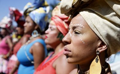 Rio de Janeiro - Mulheres marcham em Copacabana para celebrar o Dia da Mulher Negra Latino-Americana e Caribenha, durante a 3ª Marcha das Mulheres Negras no Centro do Mundo (Tânia Rêgo/Agência Brasil)