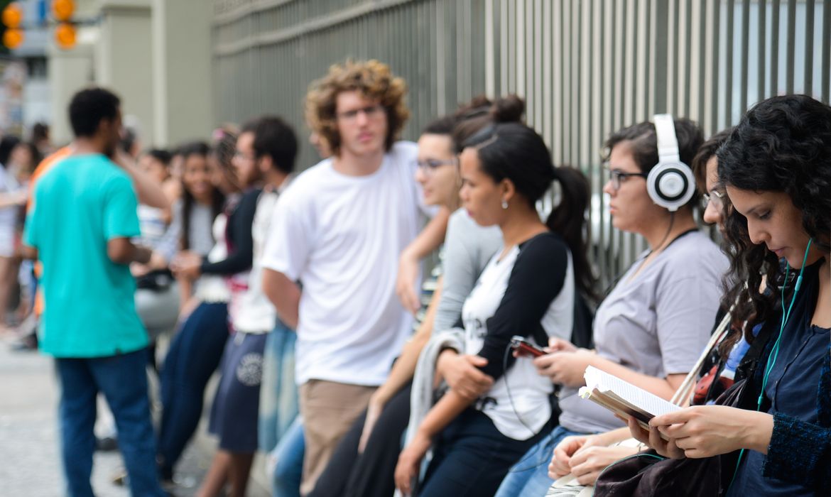 Rio de Janeiro - Estudantes chegam ao Colégio Santo Inácio, em Botafogo, zona sul da capital fluminense, para o segundo dia de provas do Enem 2016. (Tomaz Silva/Agência Brasil)