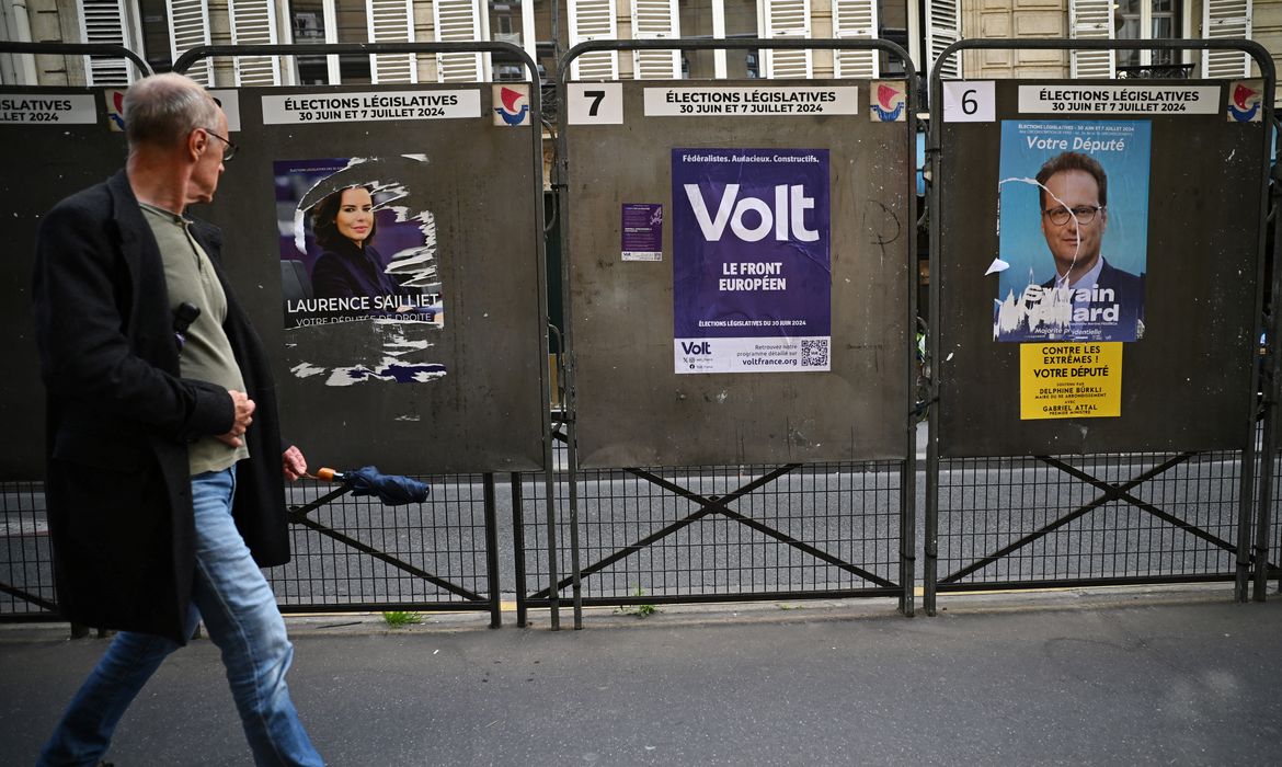 Homem caminha em frente a pôsteres com propaganda eleitoral em Paris, antes de eleição antecipada para o Parlamento da França
22/06/2024 REUTERS/Dylan Martinez