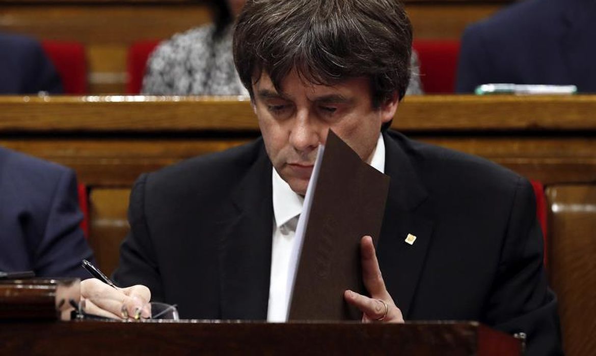 O governador da Catalunha, Carles Puigdemont, se prepara sua fala, no Parlamento regional, em que declarou a independência da Catalunha em relação à Espanha