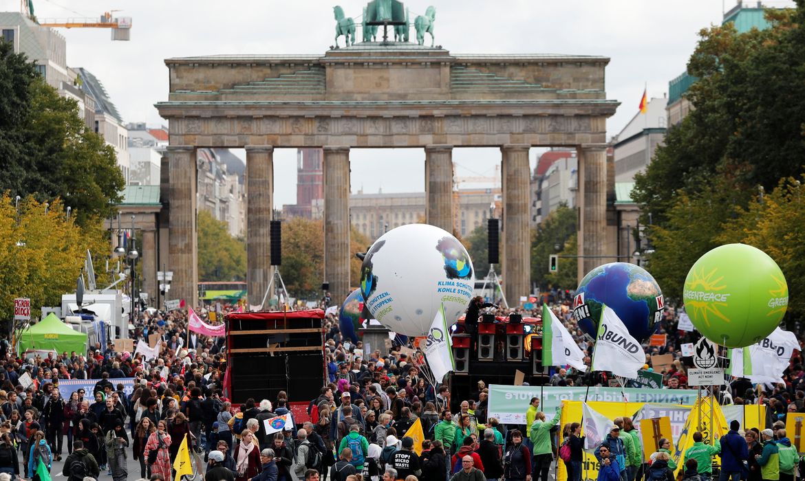 People gather in front of the Brandenburg Gate as they take part in the Global Climate Strike of the movement Fridays for Future, in Berlin, Germany, September 20, 2019. REUTERS/Fabrizio Bensch