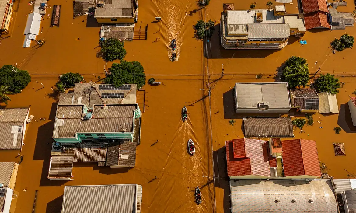 A drone view shows boats with volunteers searching for people isolated at houses at the flooded neighborhood of Mathias Velho in Canoas, at the Rio Grande do Sul state, Brazil, May 5, 2024. REUTERS/Amanda Perobelli