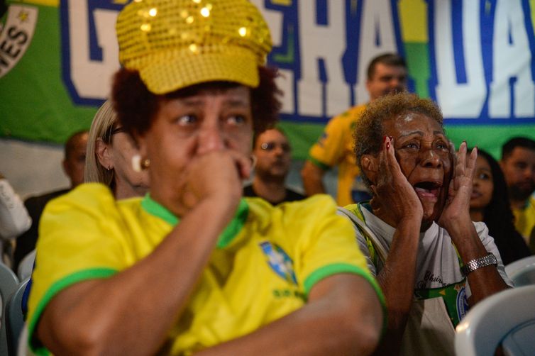 RIO DE JANEIRO (RJ), 02/08/2023 – Torcedores assistem partida do Brasil contra Jamaica pela Copa do Mundo Feminina da FIFA, em Vila Isabel, no Rio de Janeiro. Foto: Tomaz Silva/Agência Brasil