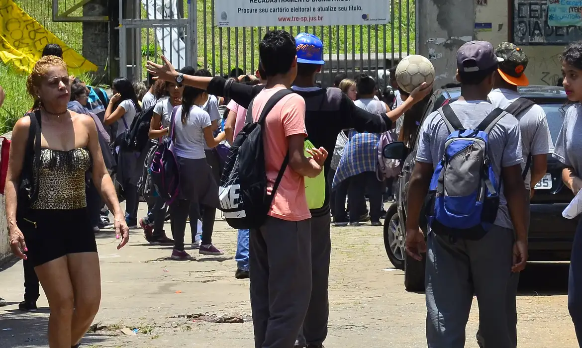 São Paulo - Escola Estadual Diadema ocupada por estudantes contra a reorganização escolar que será implantada em janeiro de 2016 pela Secretaria de Educação (Rovena Rosa/Agência Brasil) 