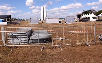 Brasília - Preparativos na Esplanada para receber manifestantes favoráveis e contrários ao impeachment, durante votação do relatório do senador Antonio Anastasia no plenário do Senado (Wilson Dias/Agência Brasil)