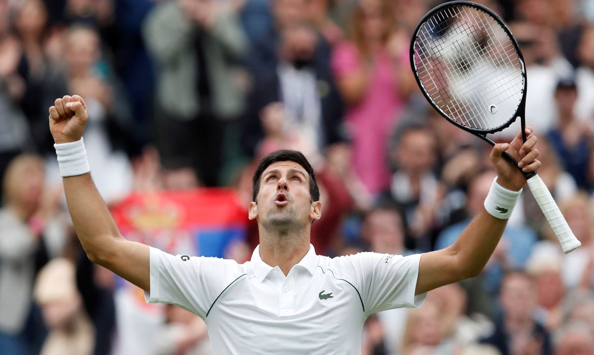 Djokovic celebra vitória em Wimbledon 2021 - tênis - tenista sérvio