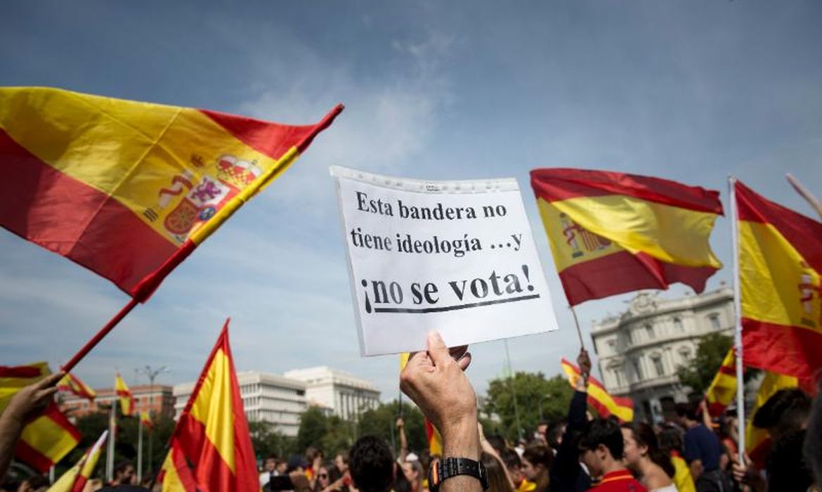 Milhares de pessoas se manifestaram neste sábado no centro de Madri e em outras cidades espanholas contra o referendo independentista e a favor da unidade da Espanha. 
