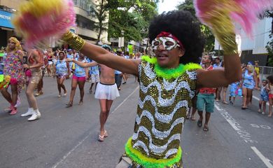 Rio de Janeiro - Blocos de rua tradicionais, como Cacique de Ramos e Bafo da Onça, entre outros, desfilam pelo centro do Rio (Vladimir Platonow/Agência Brasil)