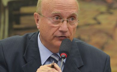 Brasília - O deputado Osmar Serraglio preside reunião da Comissão de Constituição e Justiça para leitura do parecer sobre a cassação de Eduardo Cunha, na Câmara dos Deputados  (José Cruz/Agência Brasil)