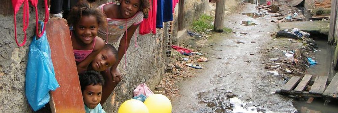 Rio de Janeiro - Indiferentes à falta de saneamento e de lugares para brincar, crianças da Favela do Mandela comemoram a Copa do Mundo. (13/06/2010)