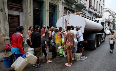 Pessoas se reúnem para pegar água em caminhão-pipa em Havana
19/03/2026 REUTERS/Norlys Perez