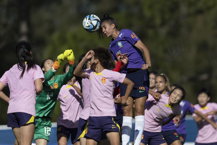Zagueira Lauren cabeceia durante jogo-treino contra China, último jogo-treino antes do Mundial feminino - seleção brasileira feminina- em 12/07/2023