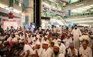 Centenas de devotos muçulmanos se reúnem na praça de um shopping perto da grande mesquita de Meca
