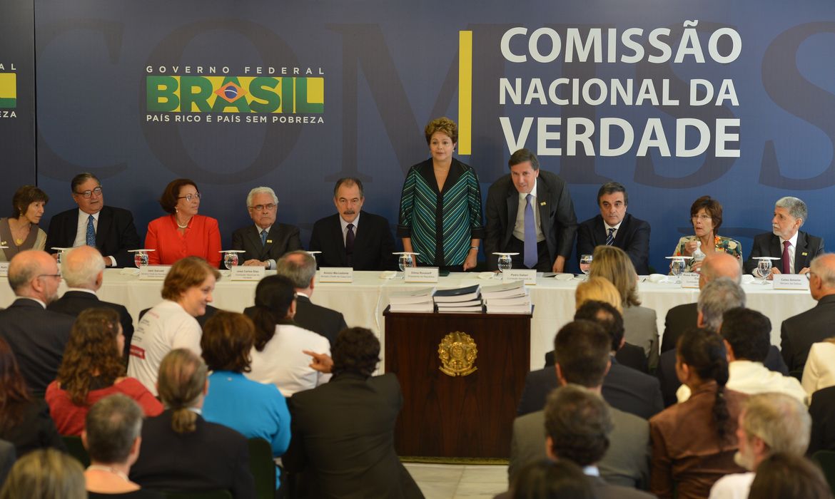 Comissão Nacional da Verdade (CNV) entrega o relatório final dos trabalhos à presidenta Dilma Rousseff (Antonio Cruz/Agência Brasil)