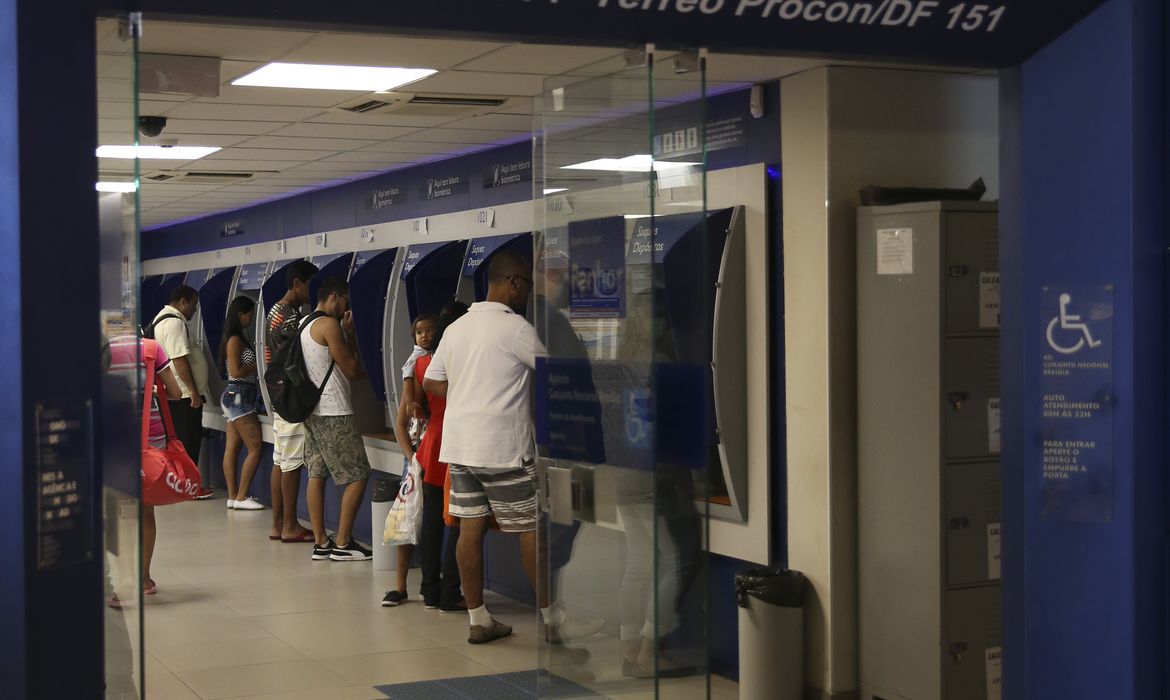 Brasília - Brasileiros aproveitam o sábado para sacar o FGTS inativo durante a segunda etapa do liberação do FGTS nas agências da Caixa Econômica (José Cruz/Agência Brasil)

