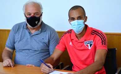 Miranda assina contrato na volta ao São Paulo
