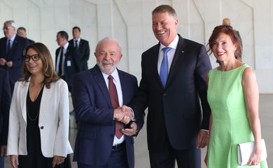 Brasília (DF), 18/04/2023 – O presidente Luiz Inácio Lula da Silva, com o Presidente da Romênia,Klaus Iohannis, acompanhado das primeira Damas. Foto  Antonio Cruz/Agência Brasil.