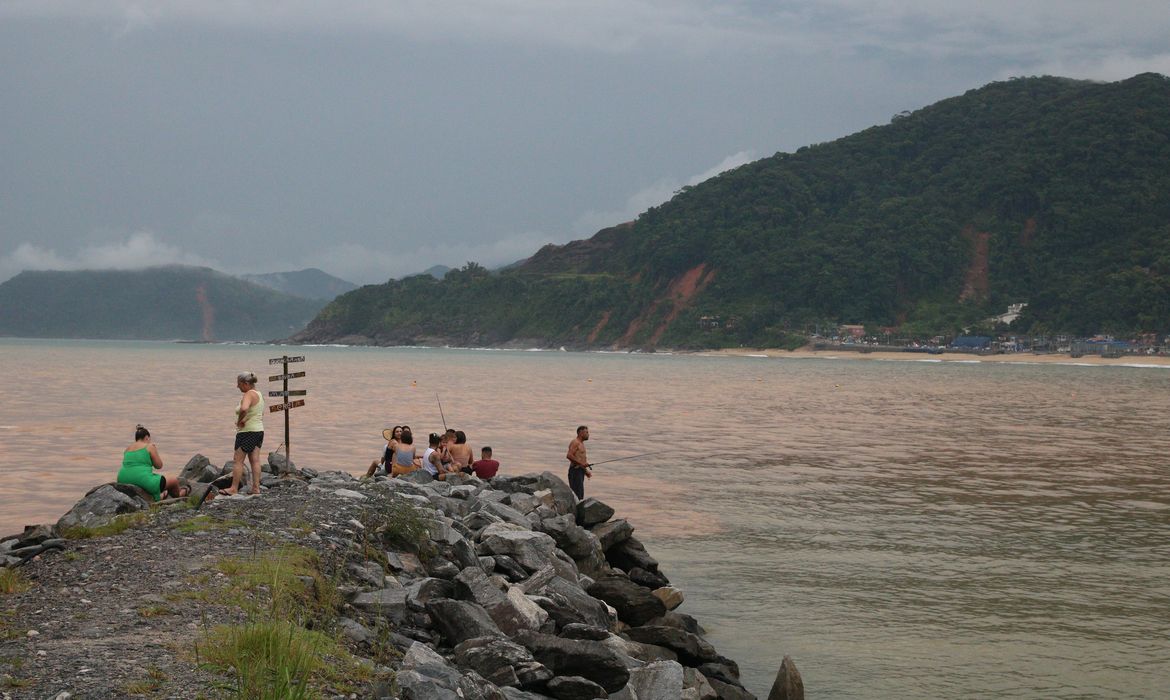 São Sebastião (SP), 21/02/2023, Água do mar barrenta na praia de Boiçucanga após enchentes e deslizamentos no litoral norte de São Paulo. Foto: Rovena Rosa/Agência Brasil
