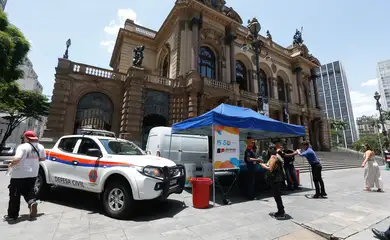 São Paulo SP 12/11/2023 Defesa Civil distribui agua para a população em frente ao Teatro Municipal.  Foto: Paulo Pinto/Agência Brasil