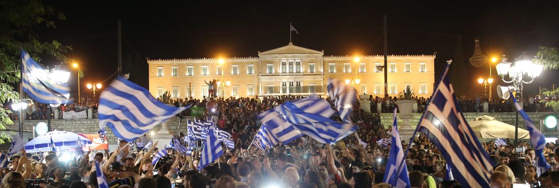 bandeiras da Grécia nas mãos da multidão de gregos