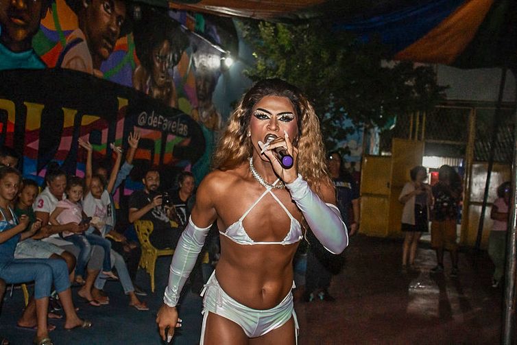 12/08/2023, Exposição no Complexo da Maré destaca estética dos bailes de favela.   Foto: Thais Valencio/ Divulgação