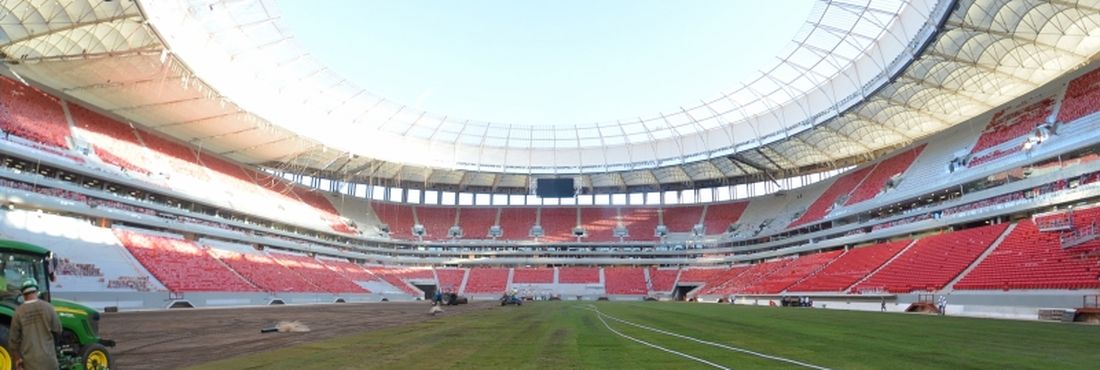 Brasília - Plantio do gramado, chamado tapete verde, do Estádio Mané Garrincha já se aproxima da metade e deve terminar nesta quarta-feira (1º)