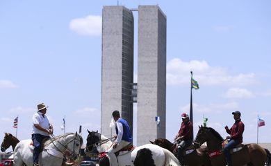Brasília - Vaqueiros  protestam, na Esplanada dos Ministérios, contra a proibição da vaquejada. (Marcelo Camargo/Agência Brasil)