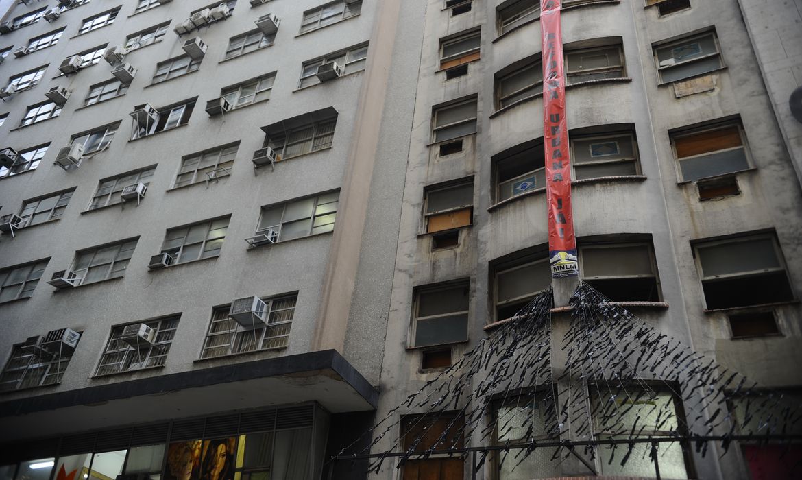 Organizada pelo MNLM, a ocupação Manoel Congo em um prédio abandonado do INSS na Cinelândia, no centro do Rio, é habitado por 42 famílias