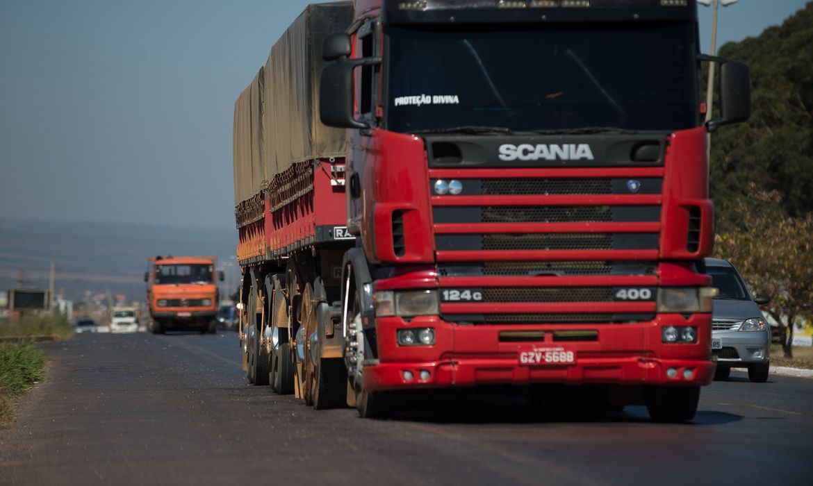 Caminhões trafegam pela BR-040