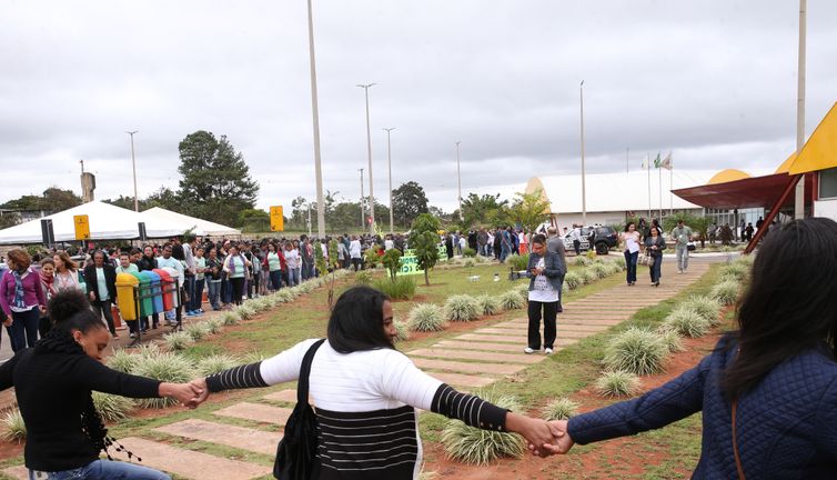 Brasília - Ato em defesa do Hospital da Criança de Brasília José de Alencar. Um abraço simbólico foi feito no hospital como parte da cerimônia.