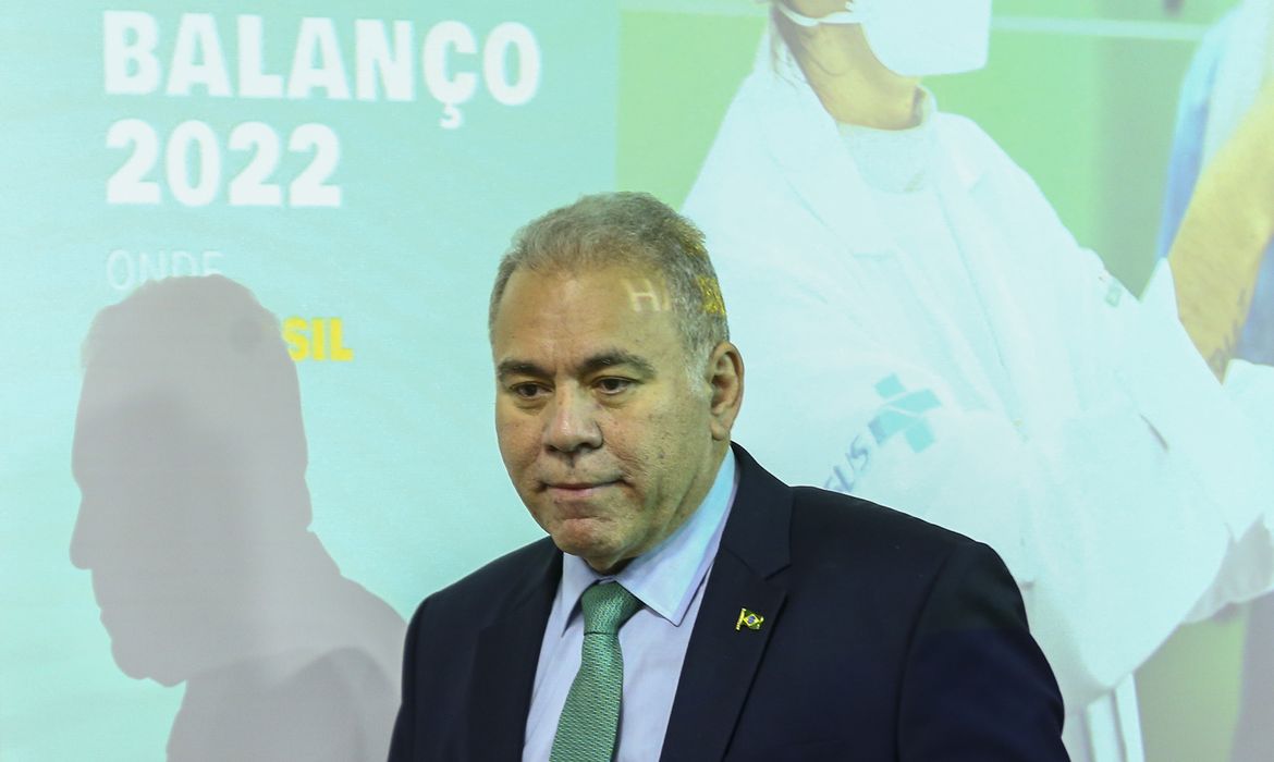 O ministro da Saúde, Marcelo Queiroga, apresenta um balanço de sua gestão durante entrevista coletiva no ministério.