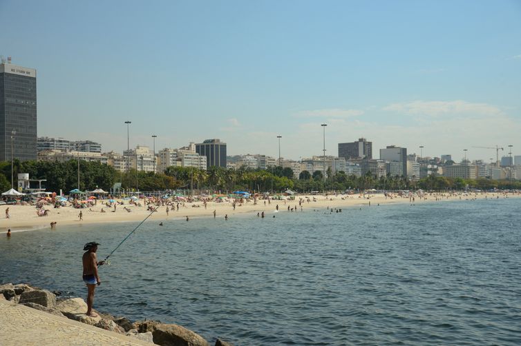 Rio de Janeiro (RJ), 24/08/2023 – Praia do Flamengo, faz parte do roteiro de caminhada do grupo Rolé Carioca, que tem circuito escolhido com o objetivo de escavar as memórias desse território em reconhecimento ao Agosto Indígena. Foto: Tomaz Silva/Agência Brasil
