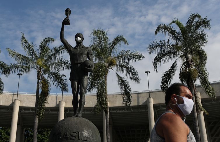 Estátua de Bellini, capitão da seleção brasileira, no estádio do Maracanã, durante a Copa do Mundo de 1958,  usa uma máscara protetora no primeiro dia de uso obrigatório de máscaras no Rio de Janeiro, em meio à doença por coronavírus