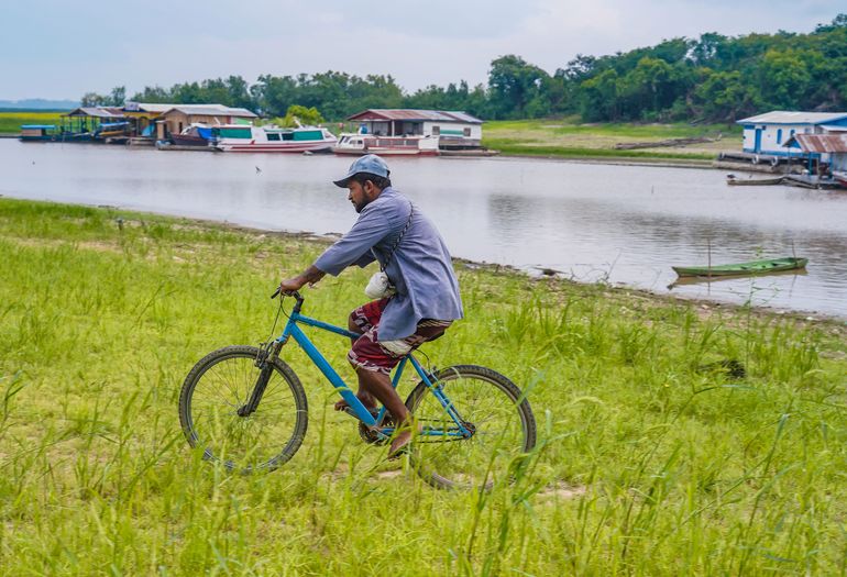 Manaus (AM), 20/11/2023,  Adriano Rodrigues, Pescador, busca mantimentos em sua bicicleta. Manaus vem sofrendo,  a maior seca em 121 anos. Na Ponta da Piraiba.  Foto: Rafa Neddermeyer/Agência Brasil