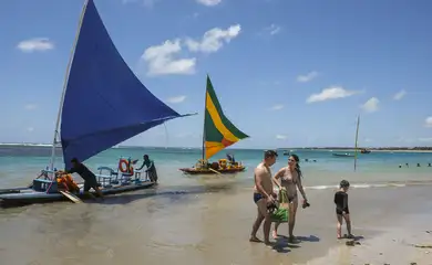 Ipojuca (PE), 26/10/2023 - Passeios de jangada para visitar recifes de corais na praia de Porto de Galinhas. Foto: Fernando Frazão/Agência Brasil