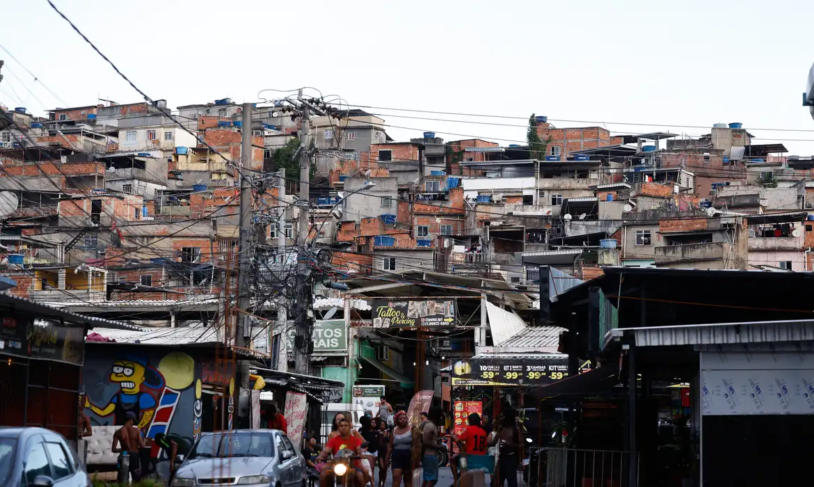 Tânia Rêgo/Agência Brasil Rio de Janeiro (RJ), 02/11/2025 - Rua Santa Celinha, ao lado da praça São Lucas, no Complexo da Penha. zona norte da Cidade. Foto: Tânia Rêgo/Agência Brasil