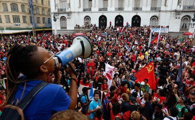 Rio de Janeiro (RJ), 07/10/2026 – Milhares de estudantes participam de manifestação em apoio à reeleição do presidente da República, Luiz Inácio Lula da Silva, no centro da cidade. Foto: Fernando Frazão/Agência Brasil