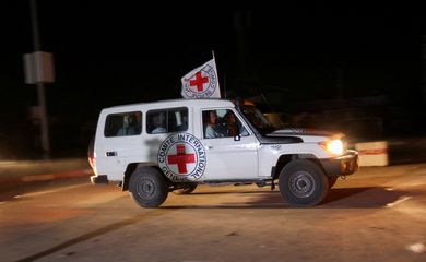 A Red Cross vehicle, as part of a convoy believed to be carrying hostages abducted by Hamas militants during the October 7 attack on Israel, arrives at the Rafah border, amid a hostages-prisoners swap deal between Hamas and Israel, in southern Gaza Strip November 24, 2023. REUTERS/Ibraheem Abu Mustafa