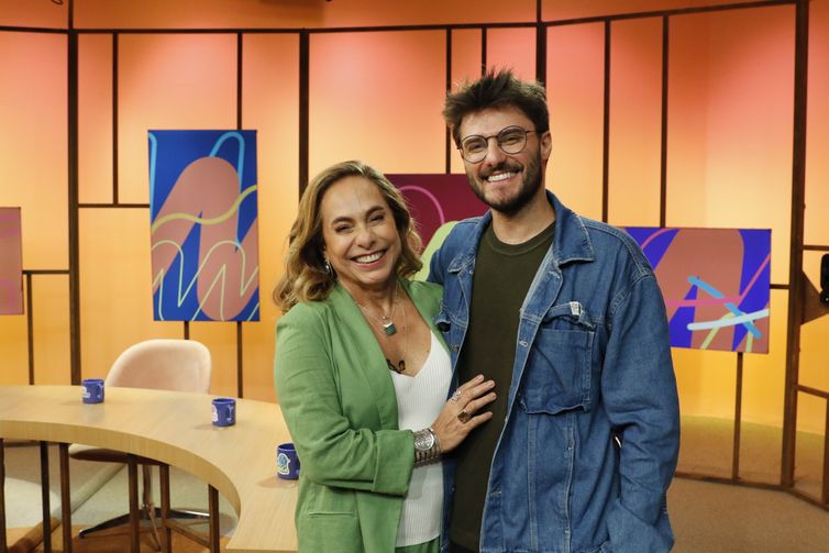 Hugo Bonemer estreia como debatedor do programa Sem Censura