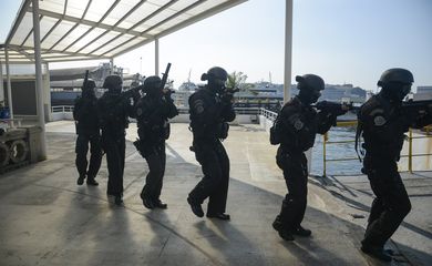 A Unidade de Intervenção Tática do Batalhão de Operações Policiais Especiais (Bope) faz treinamento simulado de regaste de refém no interior de uma embarcação da CCR Barcas, no Rio de Janeiro.