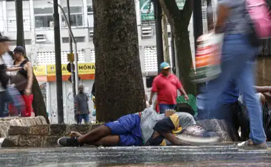 São Paulo (SP) 21/02/2024 - Estudo da UFMG mostra aumento do número de moradores de rua na capital. Moradores de rua recebem comida na Sé em SP.
Foto: Paulo Pinto/Agência Brasil