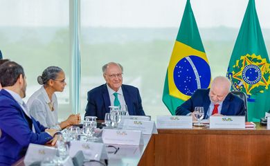 Brasília (DF), 15/10/2024 - Presidente da República, Luiz Inácio Lula da Silva, durante reunião com o Ministro da Justiça e Segurança Pública, Ricardo Lewandowski, e Ministra do Meio Ambiente e Mudança do Clima, Marina Silva, para envio do Projeto de Lei que aumenta as sanções penais para crimes ambientais, no Palácio do Planalto. Foto: Ricardo Stuckert/PR