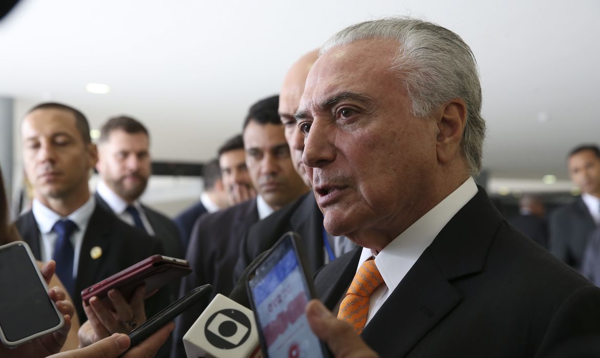 O presidente Michel Temer, fala à imprensa, durante cerimônia de entrega de cartas credenciais de novos embaixadores no Brasil, no Palácio do Planalto