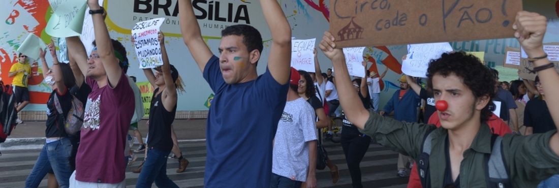Os manifestantes caminharam quilômetros e furaram o bloqueio da Polícia para chegar à porta do Estádio Nacional Mané Garrincha