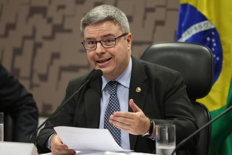 Brasília - Presidente interino da Comissão de Relações Exteriores e Defesa Nacional, senador Antonio Anastasia, durante debate sobre o aumento da insegurança internacional (Fabio Rodrigues Pozzebom/Agência Brasil)