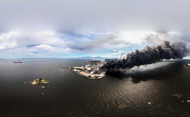 Rio de Janeiro (RJ) 09/02/2025 - Incêndio em fábrica gera risco de vazamento na Baía de Guanabara.
Foto: Governo do Rio de Janeiro /Divulgação