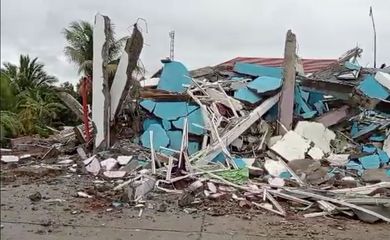 Terremoto causa desabamento de hospital na Indonésia