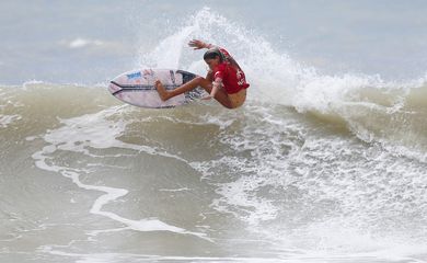 Maria Clara Dornelas, de 12 anos, surfa durante torneio em Baía Formosa