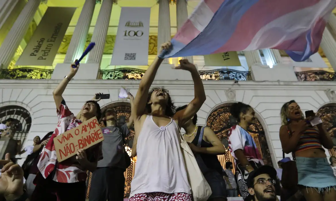Rio de Janeiro (RJ) 17/11/2023 - Transexuais, travestis e apoiadores participam da segunda edição da Marcha Trans e Travesti, em mobilização por direitos, no centro da cidade. Foto: Fernando Frazão/Agência Brasil